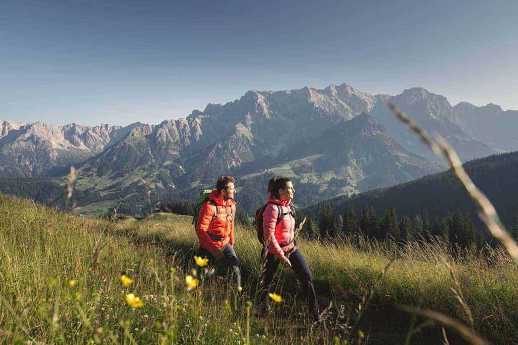 Wanderer genießen die malerische Berglandschaft im Salzburger Land.