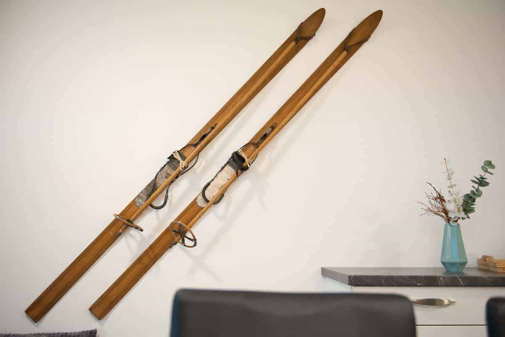 Vintage-Skier mit Band an der Wand, stilvolle Einrichtung im Apartmenthaus Rainer.