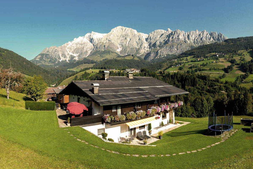 Apartmenthaus Rainer in Mühlbach mit Blick auf den Hochkönig und die umliegenden Berge.