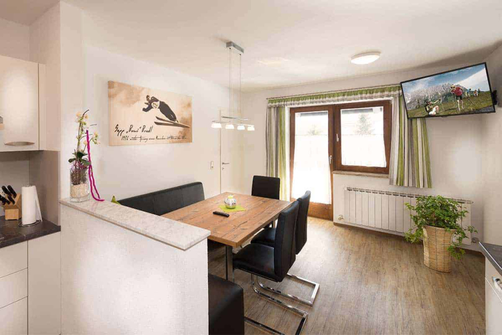 Gemütlicher Essbereich mit modernem Tisch und Blick auf die Salzburger Bergwelt.