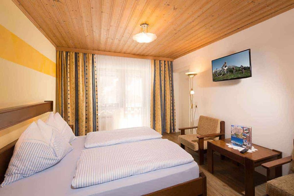 Gemütliches Schlafzimmer im Apartmenthaus Rainer mit Blick auf die Salzburger Berge.