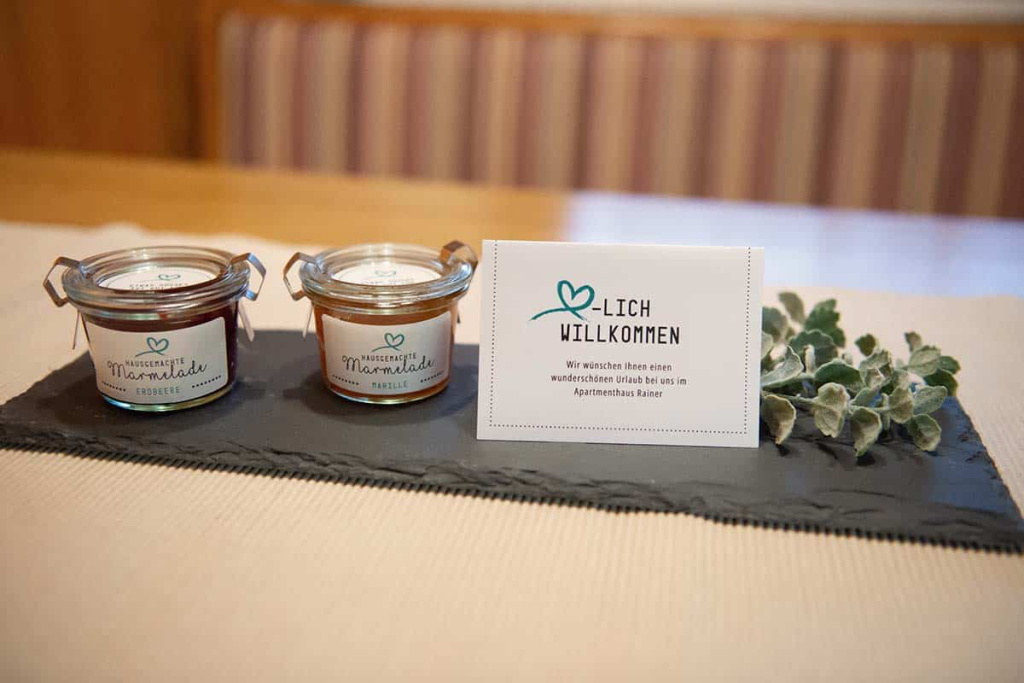 Willkommensschild und hausgemachte Marmelade in einem Apartment im Salzburger Land.