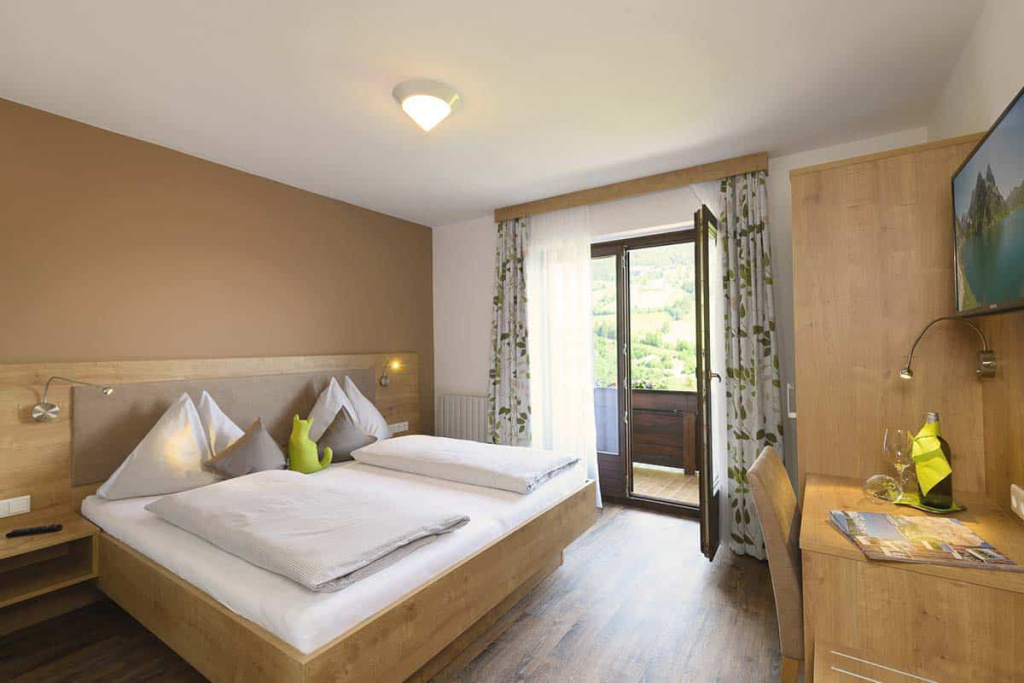 Helles Apartment im Apartmenthaus Rainer mit Blick auf die Salzburger Bergwelt.