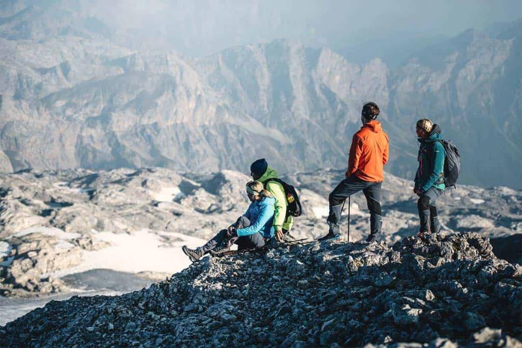Wanderer genießen die Aussicht auf die majestätischen Berge im Salzburger Land.