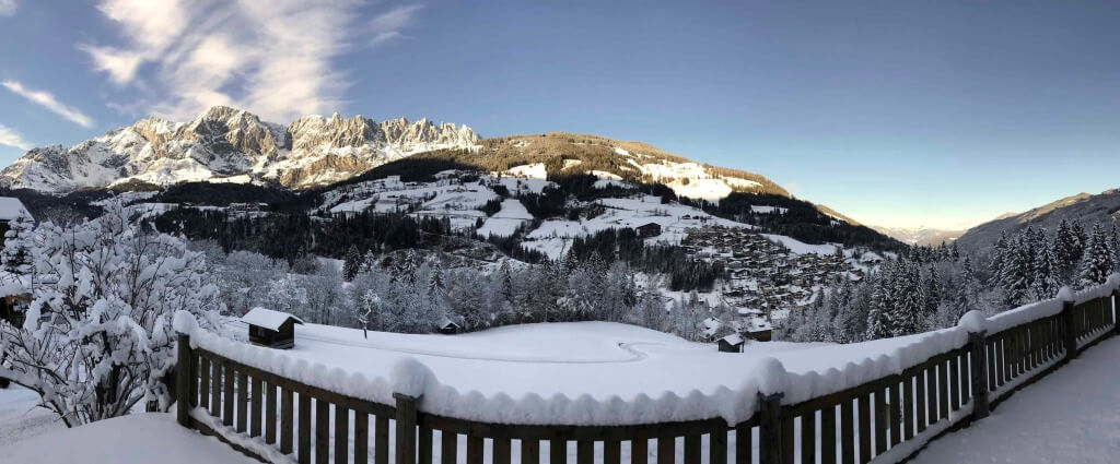 Schneebedeckte Berge und Panorama über Mühlbach am Hochkönig im Winter.