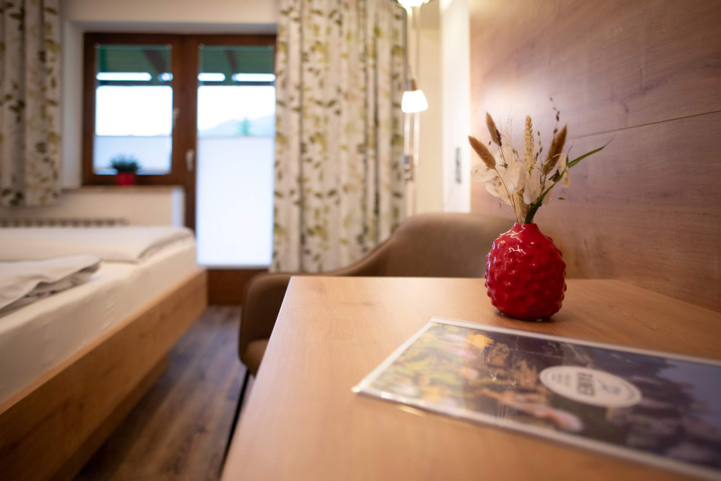 Gemütliches Apartment mit rotem Blumentopf und Aussicht auf Mühlbach am Hochkönig.